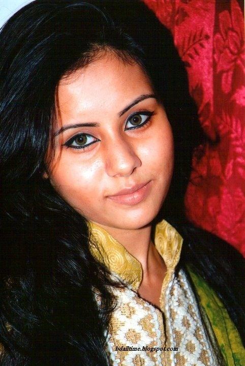 Mahbuba Islam Rakhi Juripunek Lux Channel i Superstar Bangladeshi model Mahbuba Islam