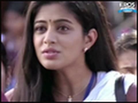 Malaikottai movie scenes Vishal dazed to see stunningly beautiful Priyamani Malaikottai
