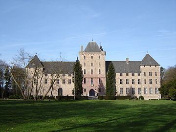 Male Castle httpsuploadwikimediaorgwikipediacommonsthu