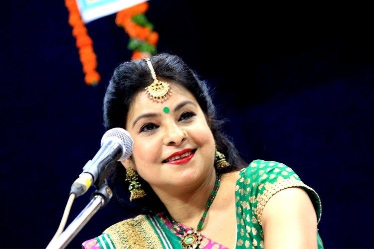 Malini Awasthi Piya Mehandi liya da moti jheel se kajari by Malini