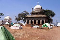 Mallik Rehan Tomb, Sira httpsuploadwikimediaorgwikipediacommonsthu