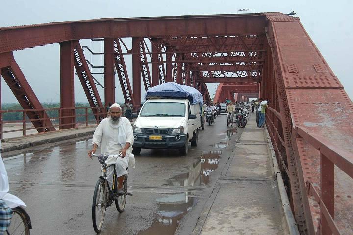 Malviya Bridge Cops truckers39 nexus poses threat to 100yearold Malviya bridge