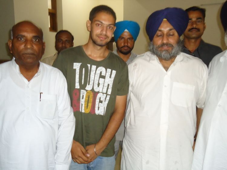 Mamu Ram Gonder (Daunkal) FileMamu Ram Gonder congratulating Sukhbir Singh Badal on their win