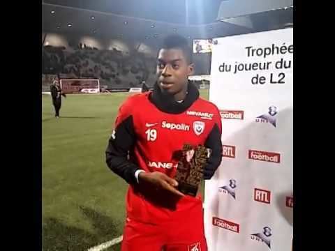 Mana Dembélé Mana Dembl reoit son trophe de meilleur joueur de Novembre 2014