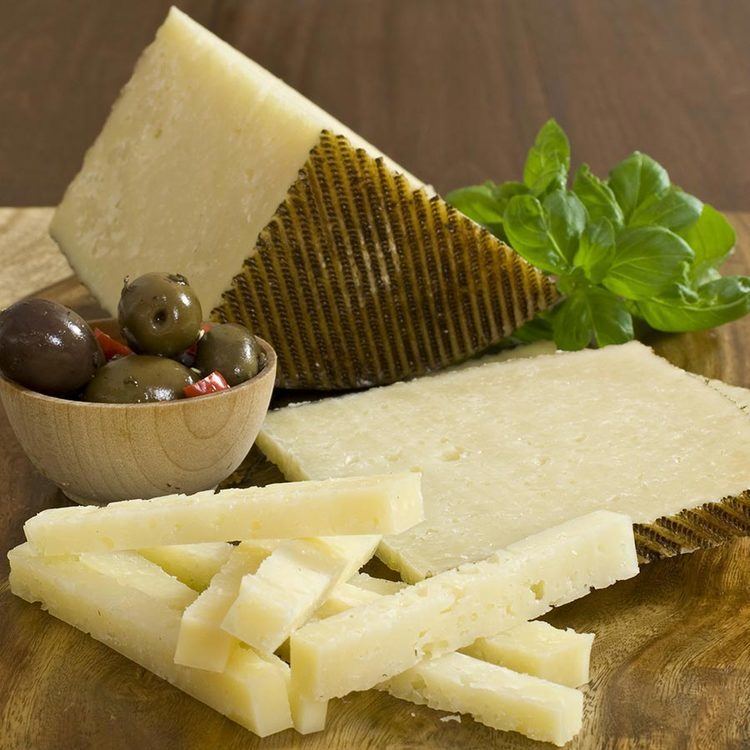 Manchego Manchego Aged 6 Months by El Trigal from Spain buy cheese online