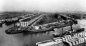 Manchester docks httpsuploadwikimediaorgwikipediacommonsthu