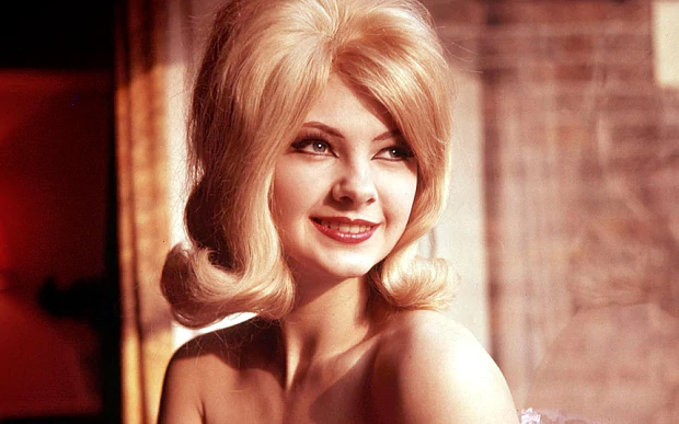 Mandy Rice-Davies posing in a photoshoot with thick hair make-up. 