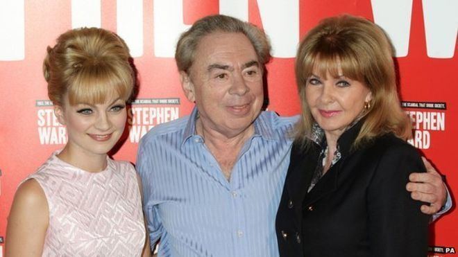 Mandy Rice-Davies posing together with her husband and daughter while wearing black blouse, pants and sandals.