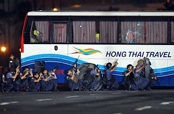 Members of the SWAT team preparing to assault the tourist bus seized by Rolando Mendoza