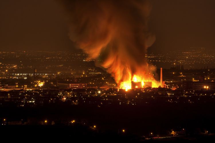 Maple Mill, Oldham Maple Mill on fire in Oldham 2 Maple Mill on fire in Oldha Flickr