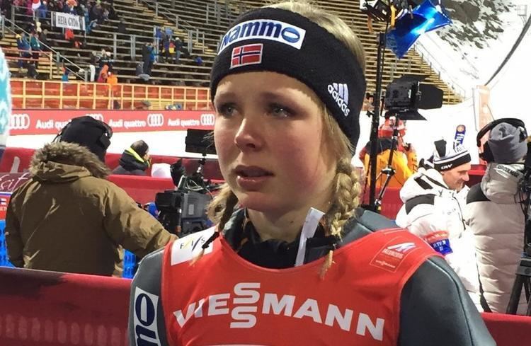 Maren Lundby Maren opplst i trer etter nedturen i hoppbakken sport