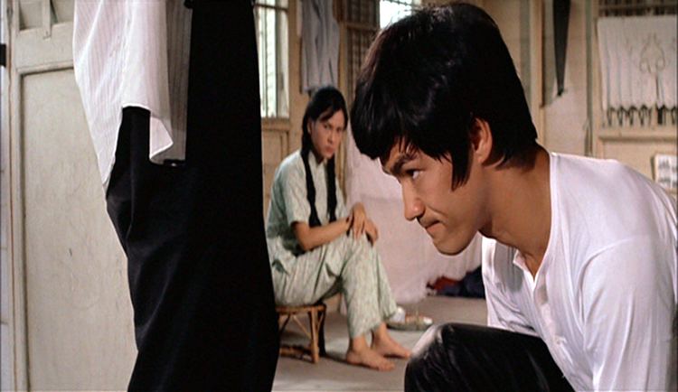 Maria Yi and Bruce Lee while kneeling in the film The Big Boss
