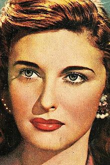 Mariam Fakhr Eddine wearing an earrings in the late 1950s