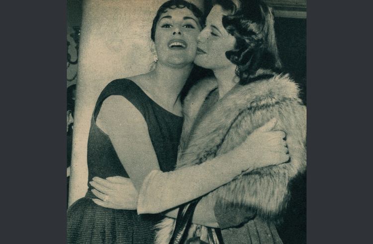 Mariam Fakhr Eddine and an Italian actress embracing each other