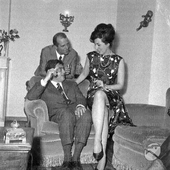 Mario Lanfranchi Baldi seduto in poltrona Anna Moffo vicino a lui Mario