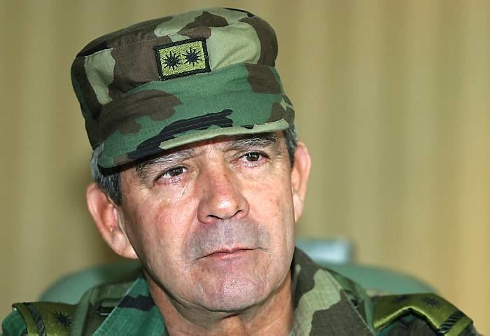 Mario Montoya Uribe General R Montoya apstol de quotpazquot de Uribe inJUSTICIA