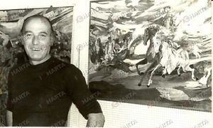 Mario Valota 1985 ca FRANCIA Mario VALOTA Pittore nel suo atelier con quadri