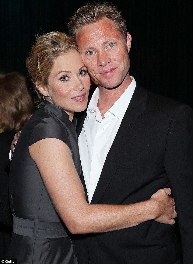 Martyn LeNoble First look at Christina Applegate39s humongous wedding ring
