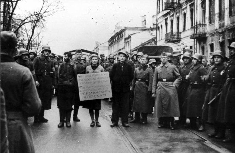 Masha Bruskina holding a placard with fellow resistance members before hanging