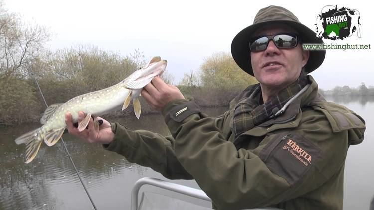 Matt Hayes Matt Hayes targets big zander on the River Severn YouTube