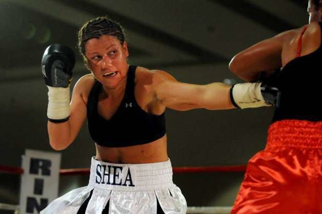 Maureen Shea Maureen Shea of the Bronx boxes Liliana Martinez at