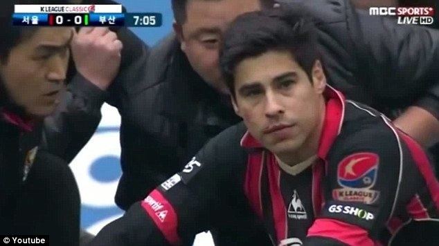 Mauricio Molina FC Seoul player Mauricio Molina saved by quickthinking teammates