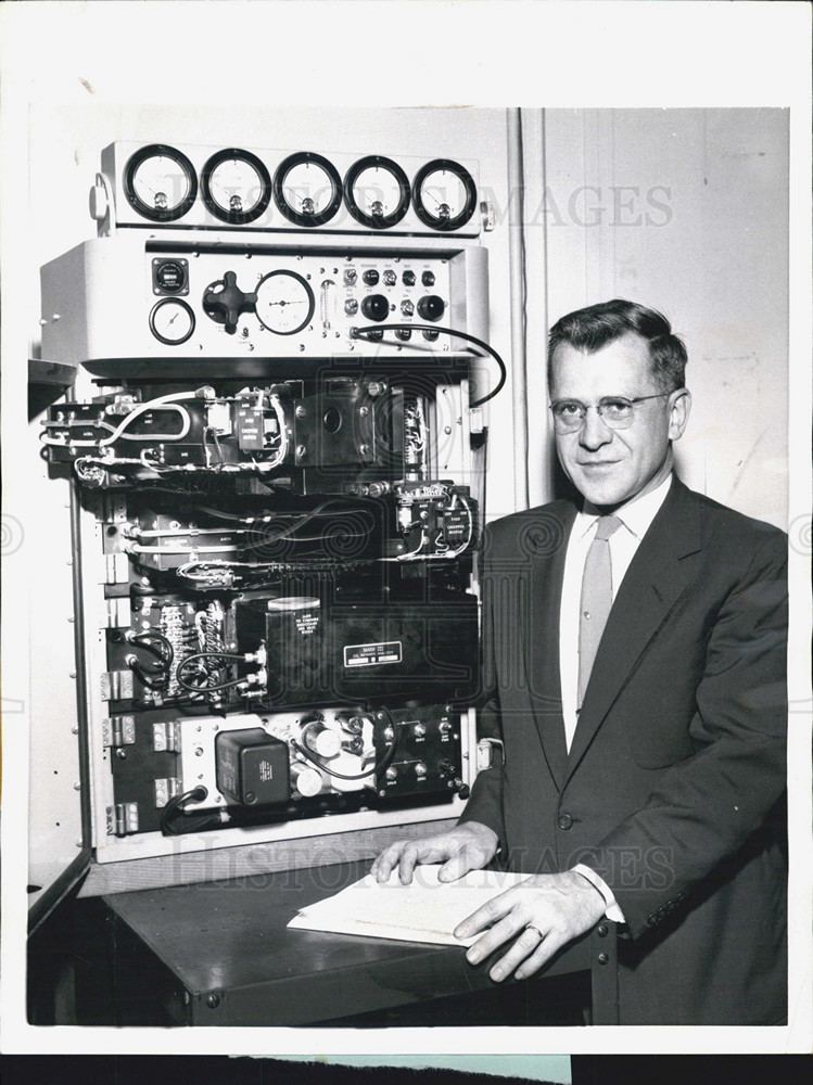 Max D. Liston 1958 Press Photo Max D Liston and his Atmosphere analyzer for