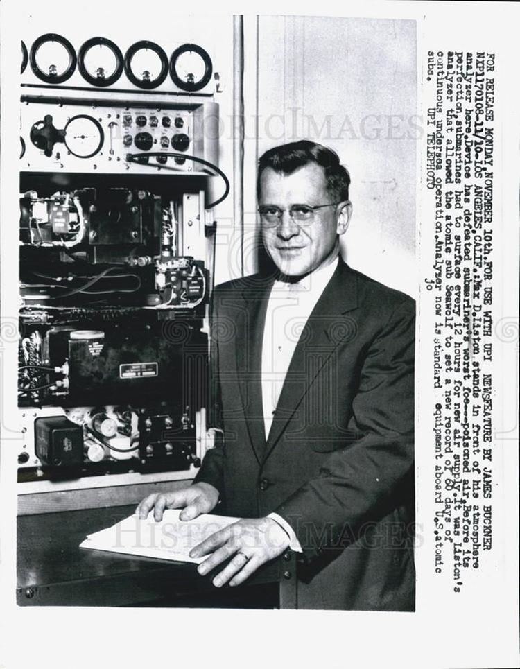 Max D. Liston 1958 Press Photo Max D liston and his atmosphere analyzer