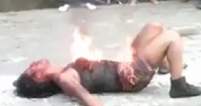 A sixteen-year-old teenage girl is burning and rolling on the ground crying for help in Río Bravo, Suchitepéquez in May 2015