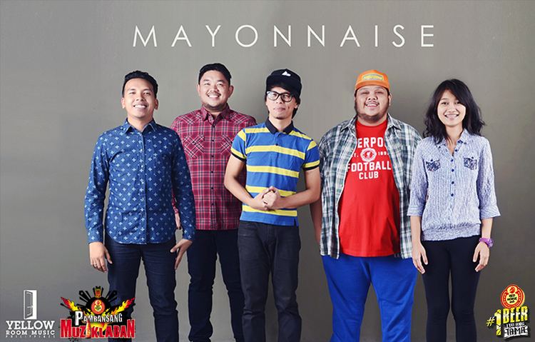 Monty Macalino, Shan Regalado, Carlo Servano, Maan Furio, and Nikki Tirona of the Mayonnaise band smiling together