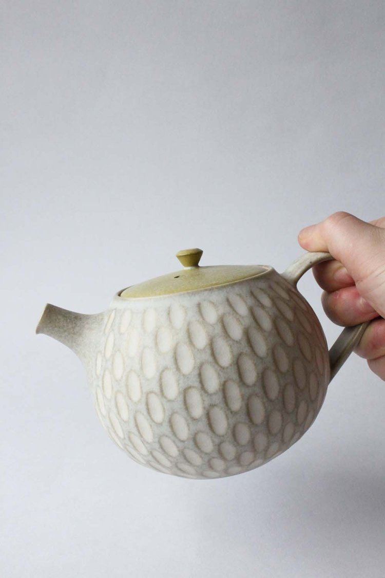 Mayumi Yamashita Incised teapot by Mayumi Yamashita Jardins Florian