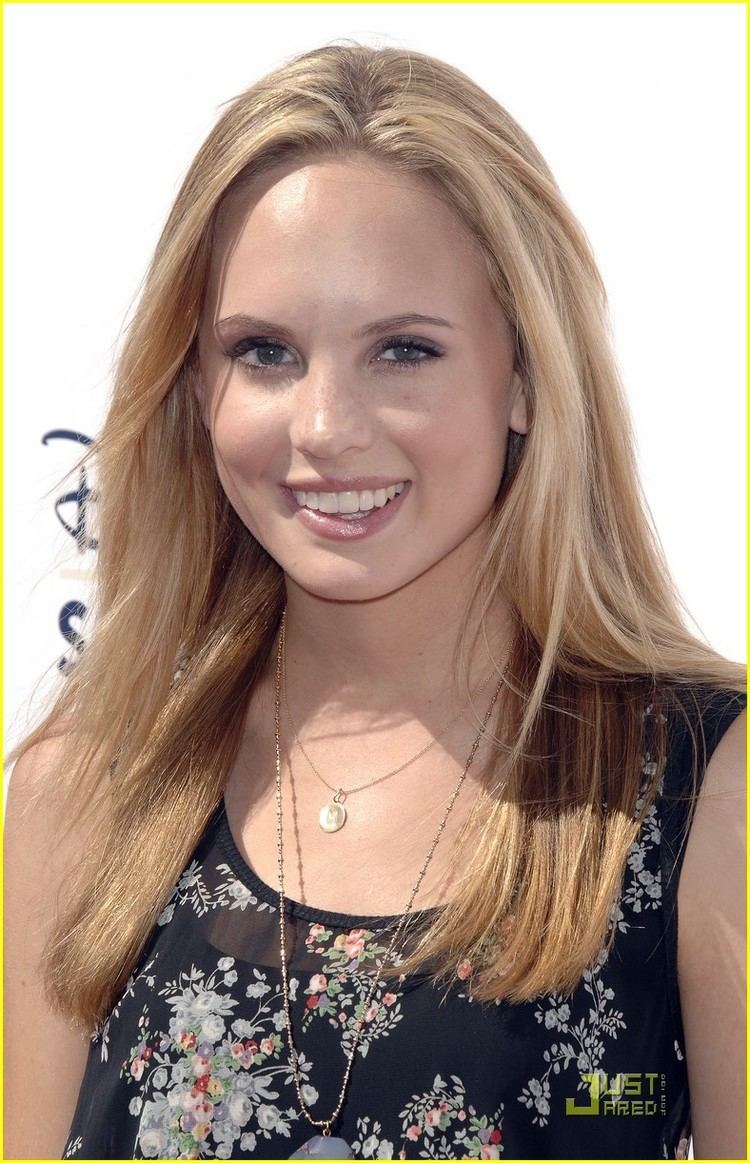 Meaghan Martin Chloe Bridges amp Meaghan Martin Cars Cuties Photo 381658