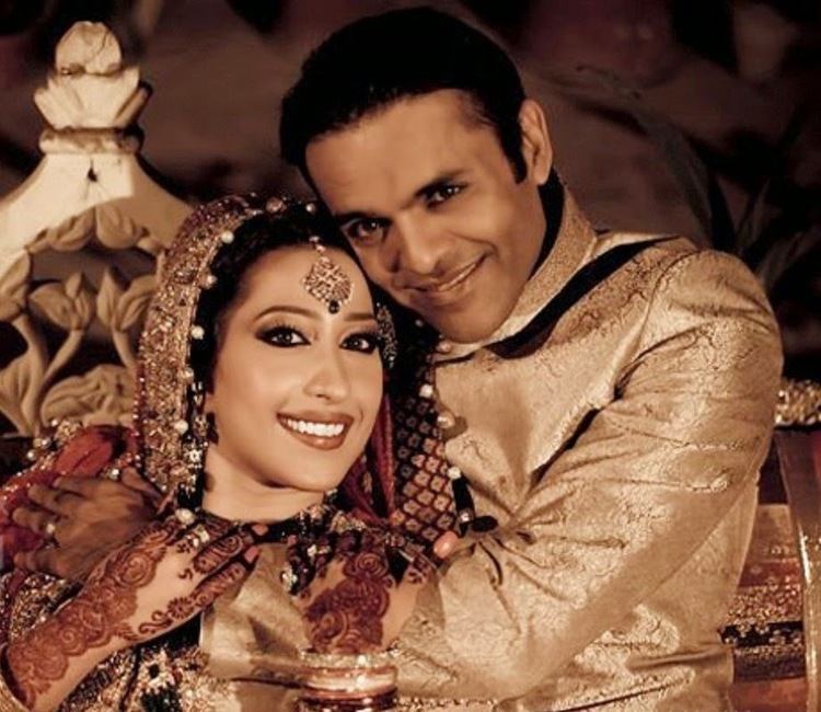 Meher Bukhari and Kashif Abbasi are both smiling and Meher wearing a brown beaded veil and a maang tikkam while Kashif wearing gold long sleeves