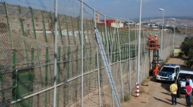 Melilla border fence wwwmoroccoworldnewscomwpcontentuploads20131