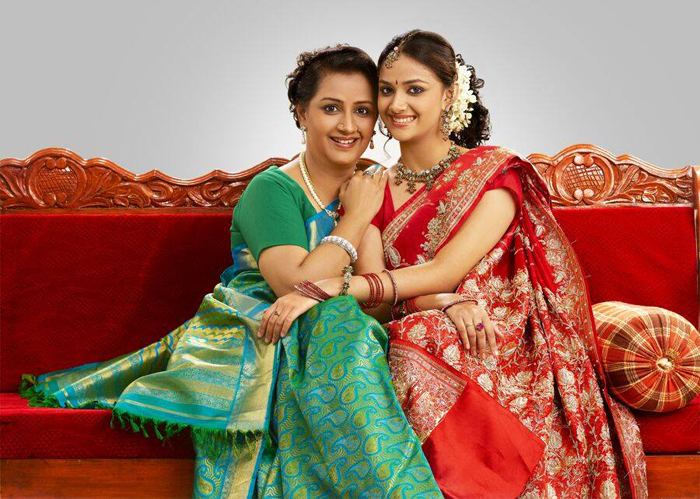 Menaka (actress) with her daughter Keerthi Suresh (right)