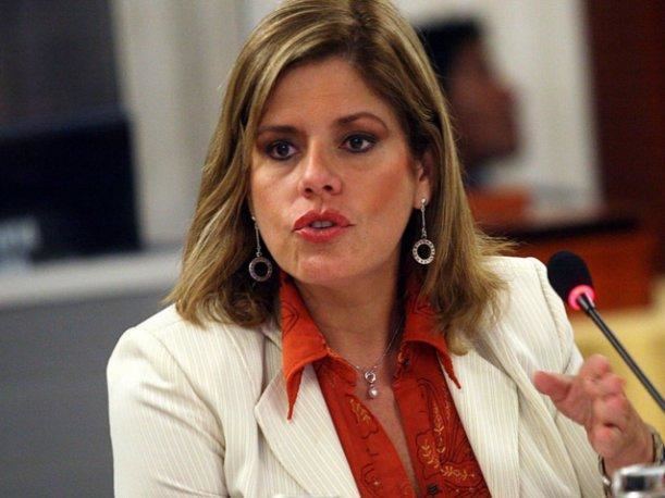 Mercedes Aráoz Alfredo Barnechea le envi rosas pero Mercedes Aroz las rechaz