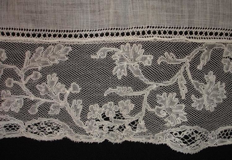 Mesh grounded bobbin lace
