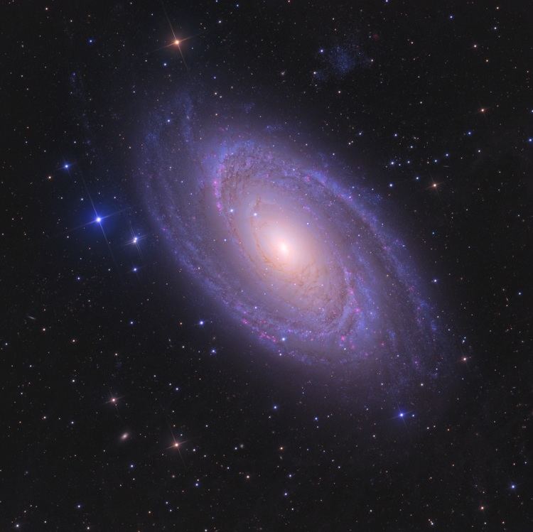 Messier 81 httpsuploadwikimediaorgwikipediacommons88