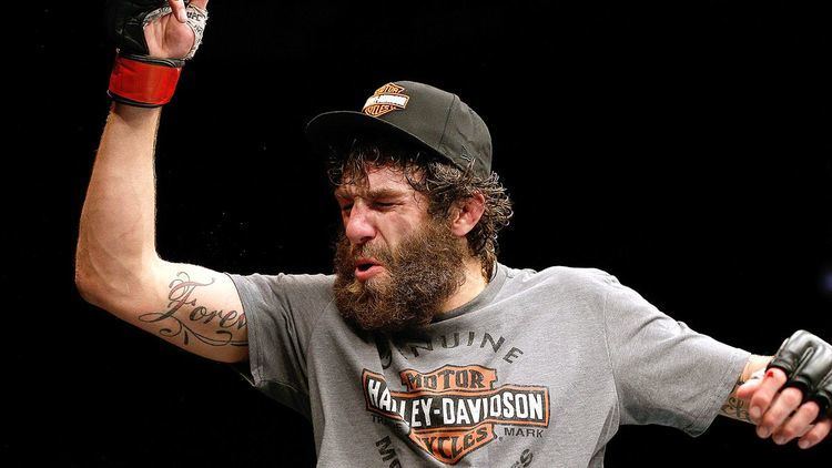 Michael Chiesa Michael Chiesa wins exciting decision over Mitch Clarke