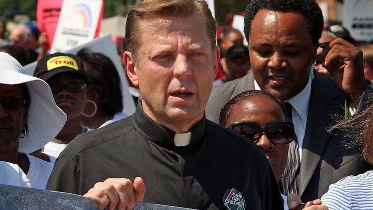Michael Pfleger Father Peacemaker Chicago Priest Michael Pfleger Helps Saves Lives
