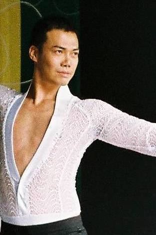 Michael Tse dancing at TVBS-Europe's Happy Family Gala 2008 while wearing white long sleeves and black pants