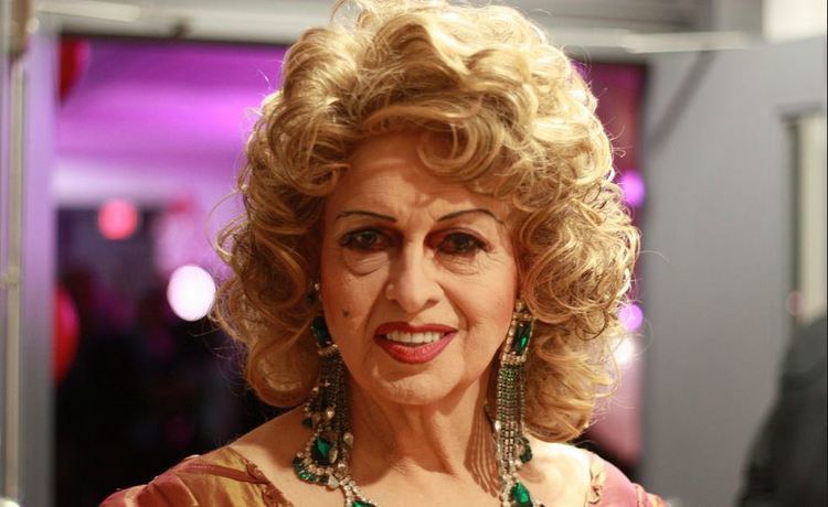 Michelle DuBarry Guinness World Records Recognizes World39s Oldest Performing Drag