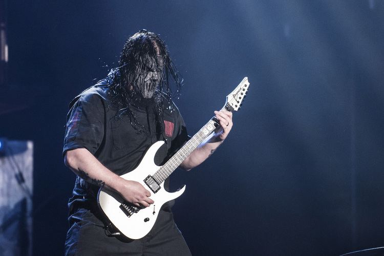 Mick Thomson SLIPKNOTs Mick Thomson Why Every Guitarist Should Also Pick Up a
