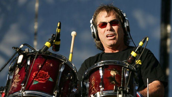 Mickey Hart ExGrateful Dead Drummer Mickey Hart Wanted by Police for