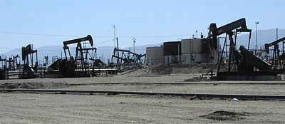 Midway-Sunset Oil Field httpsuploadwikimediaorgwikipediacommonsthu