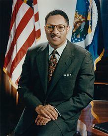 Mike Espy httpsuploadwikimediaorgwikipediacommonsthu