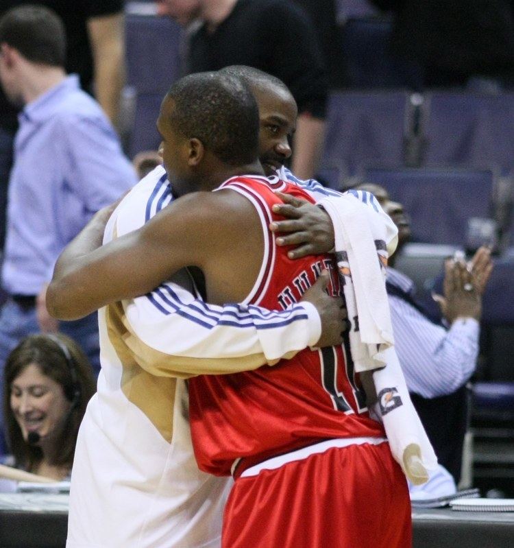 Mike James (basketball, born 1975) FileMike James hugs Lindsey Hunterjpg Wikimedia Commons