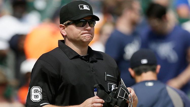 Mike Muchlinski Umpire Mike Muchlinski exits game in fifth inning MLBcom