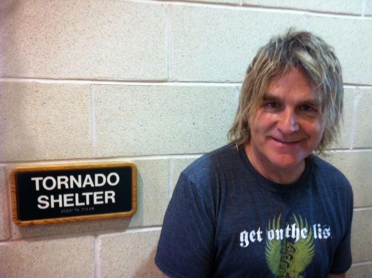 Mike Peters (musician) Yknow interviews with the famous Mike Peters musician