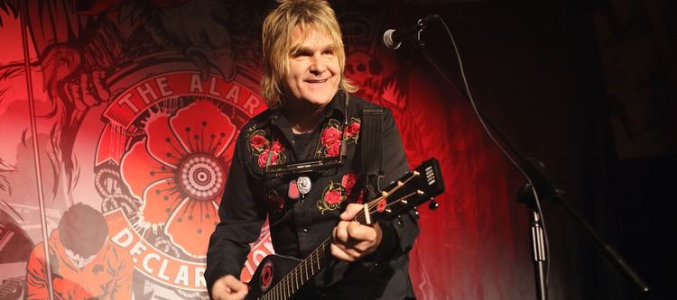 Mike Peters (musician) Mike Peters Auden Guitars